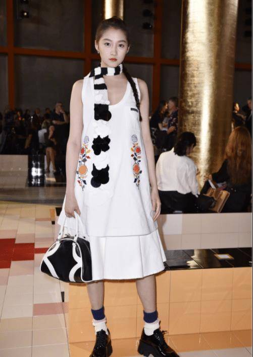 关晓彤看节目的样子很土很强势!而是被赞为漫画家!和坤合影比他强。