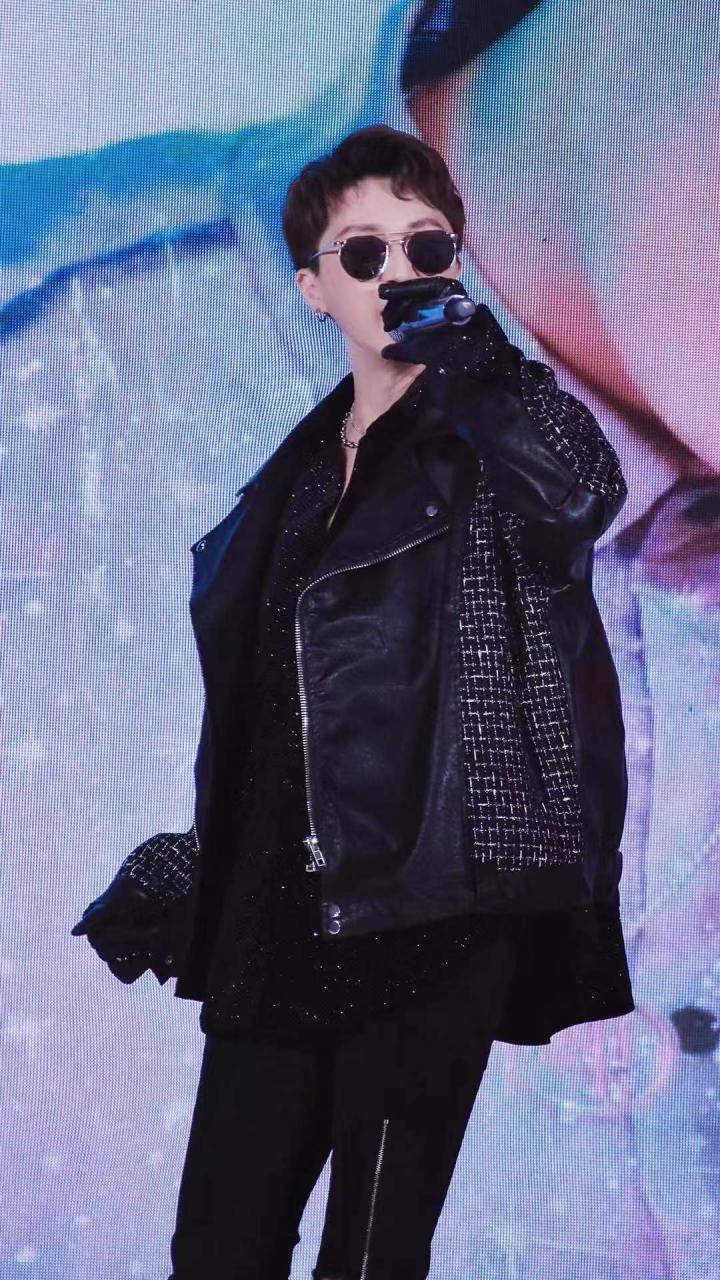 章雷的仪式致力于歌唱和翻译，歌手和演员也可以成为很好的主持人。