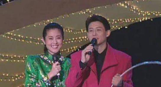 和董卿在一起6年,和倪萍是舞台搭档。56岁的程倩现在已经是冻男神了。