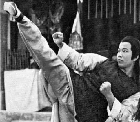 他地位比洪金宝高,把成龙打得不省人事,周星驰高薪也不会动。