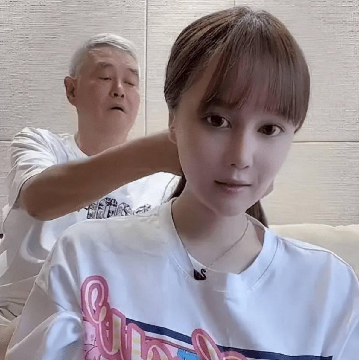 赵本山女儿直播自己存款,银行卡余额9位数,名下两辆劳斯莱斯。