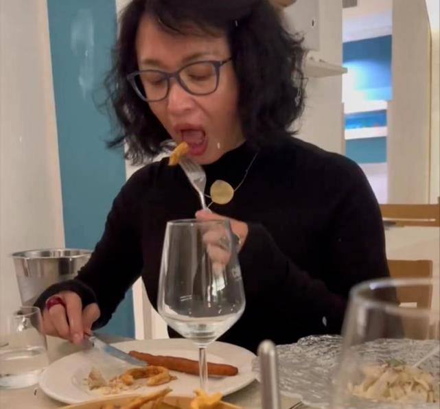 时隔四年，《金星秀》回归！54岁时，偶然遇见维纳斯帕里斯，与丈夫相依为命。