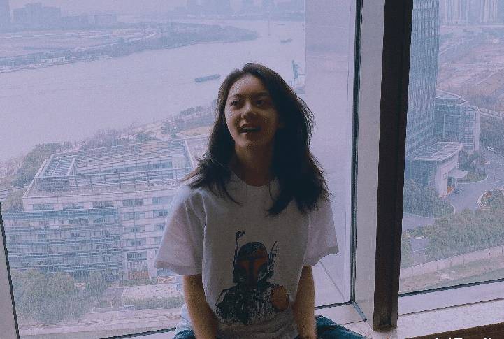 天使,17岁晒全家福,去掉节目滤镜的保护,连女粉都陶醉了。