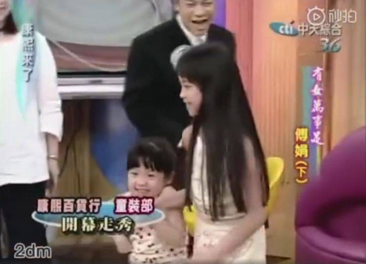 欧阳娜娜演出肩带脱(欧阳娜娜小时候走秀哭)