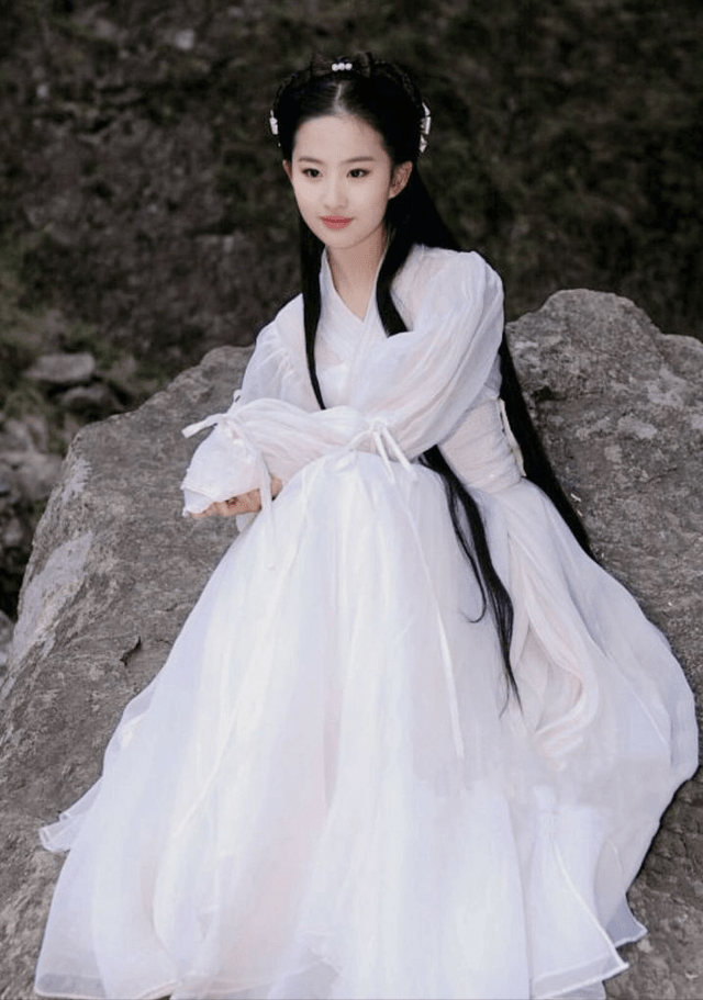 刘亦菲是绝色美女吗?粉丝:颜出道就是巅峰,眼神清纯十年。