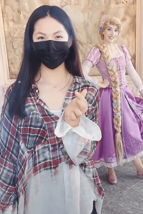 李想沉浸在女儿的新画中。王诗龄变瘦后,她妈妈叫她小美人。她因其才华和美貌而受到称赞。