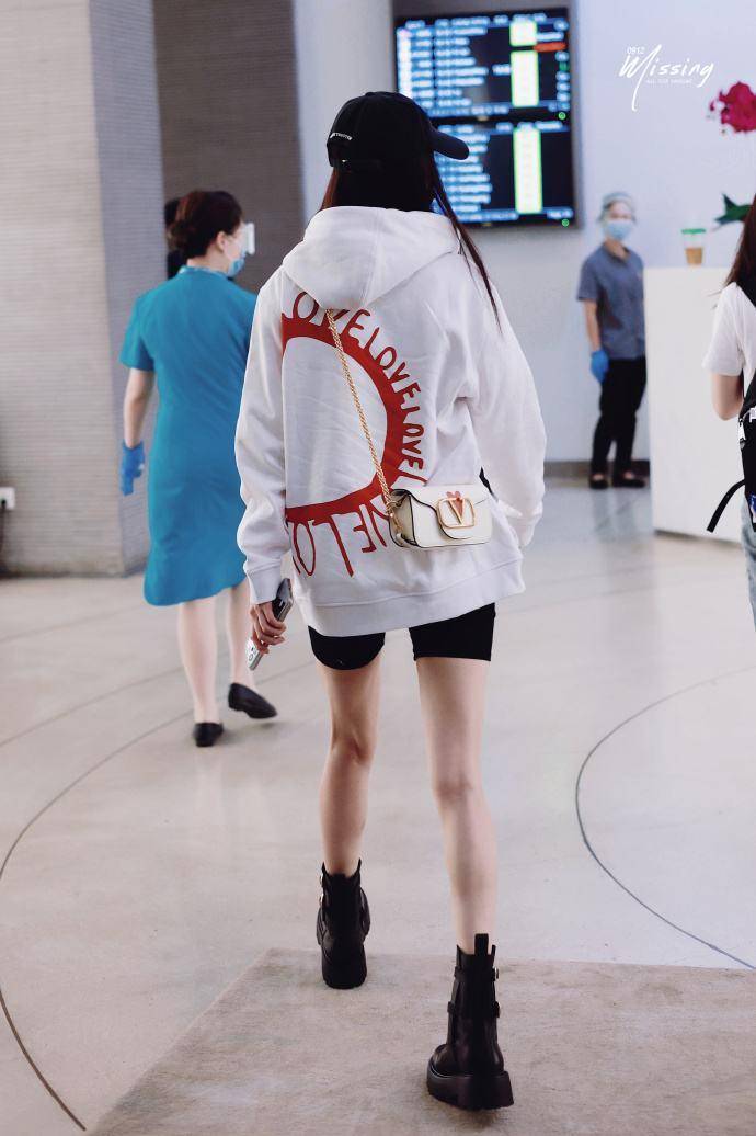 36岁演员杨幂被曝受伤后住院,眼睛严重受伤。他被救护车接走了。