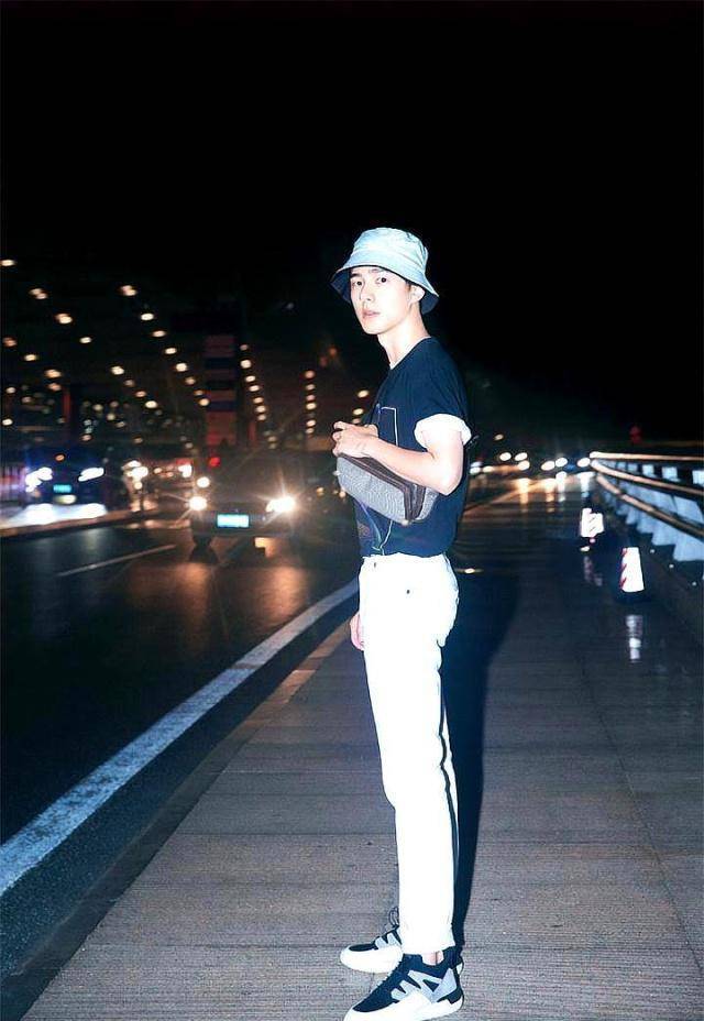 刘浩然终于拿到了驾照,可以自己去兜风了。不知道副驾驶会坐谁呢!