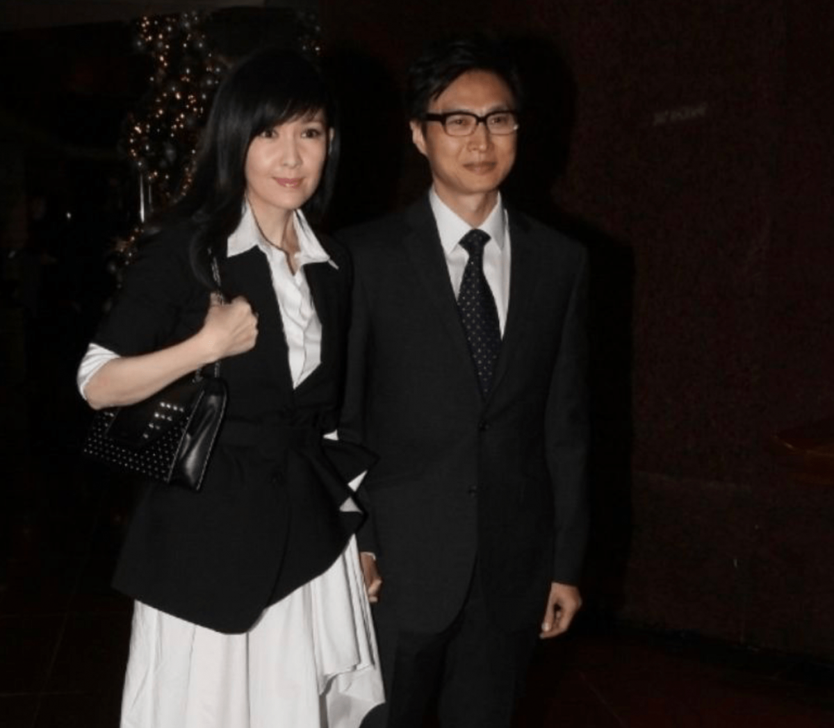 周慧敏对倪匡的死深感悲痛,并拒绝接受采访。翁和他的妻子已经认识30多年了。