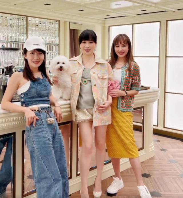 李连出席港台派对!腰挎万元包太时尚,吕良伟老婆秀身材。