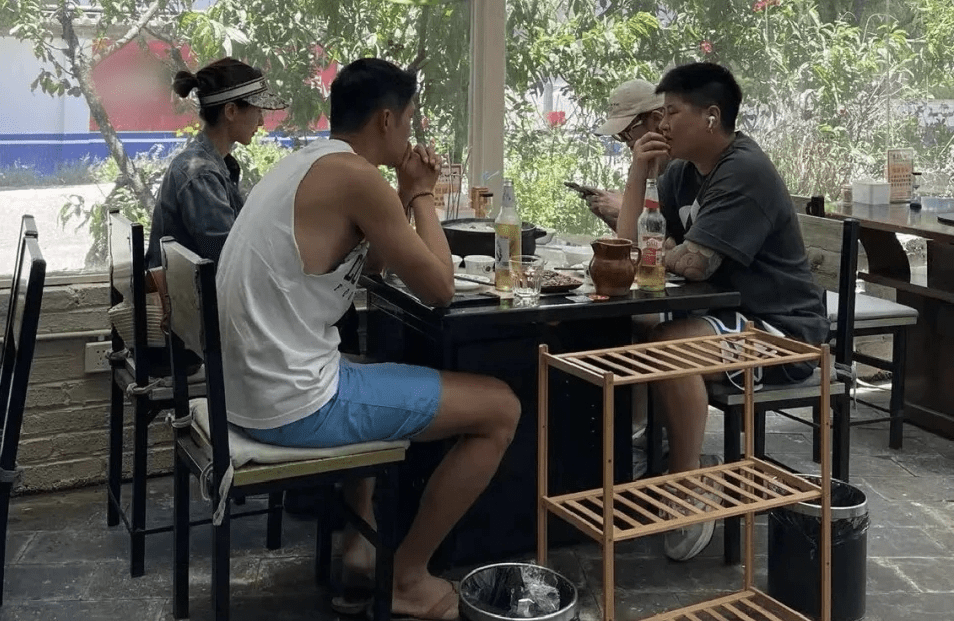 吴永恩丽江之行，奥利维亚，多次偶遇。他们的脸被赞，身高差最可爱。