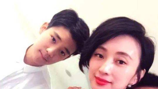 老婆生四个孩子的男星(成名后换老婆的明星)