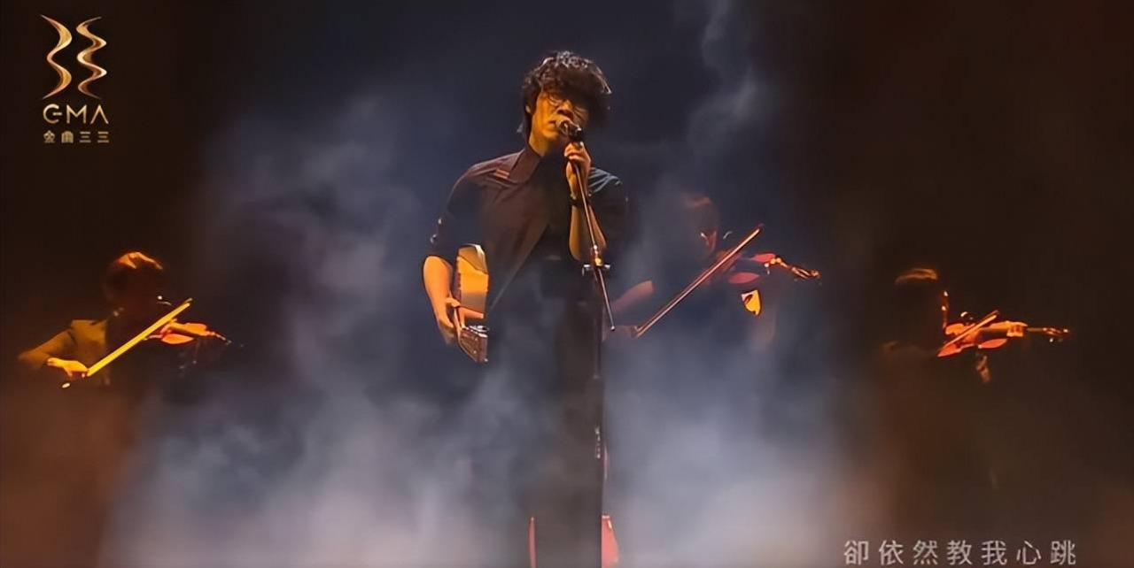 金曲奖向陈等10位已故音乐人致敬，其中年龄最小的只有26岁，画面让人落泪。