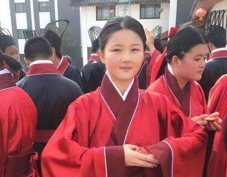 孙带着女儿去看戏了。22岁那年,她买了宝药。宝瑶的外貌变化很大,她很苗条,有皮肤。