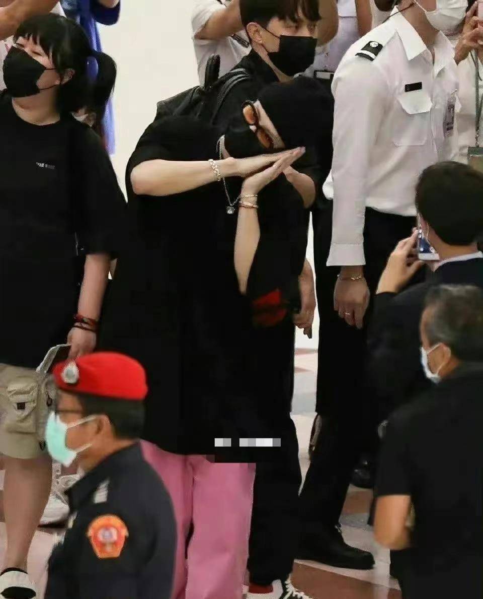 太热了!王排队出现在机场。为了防止老人被推倒,她主动拦住了保镖。