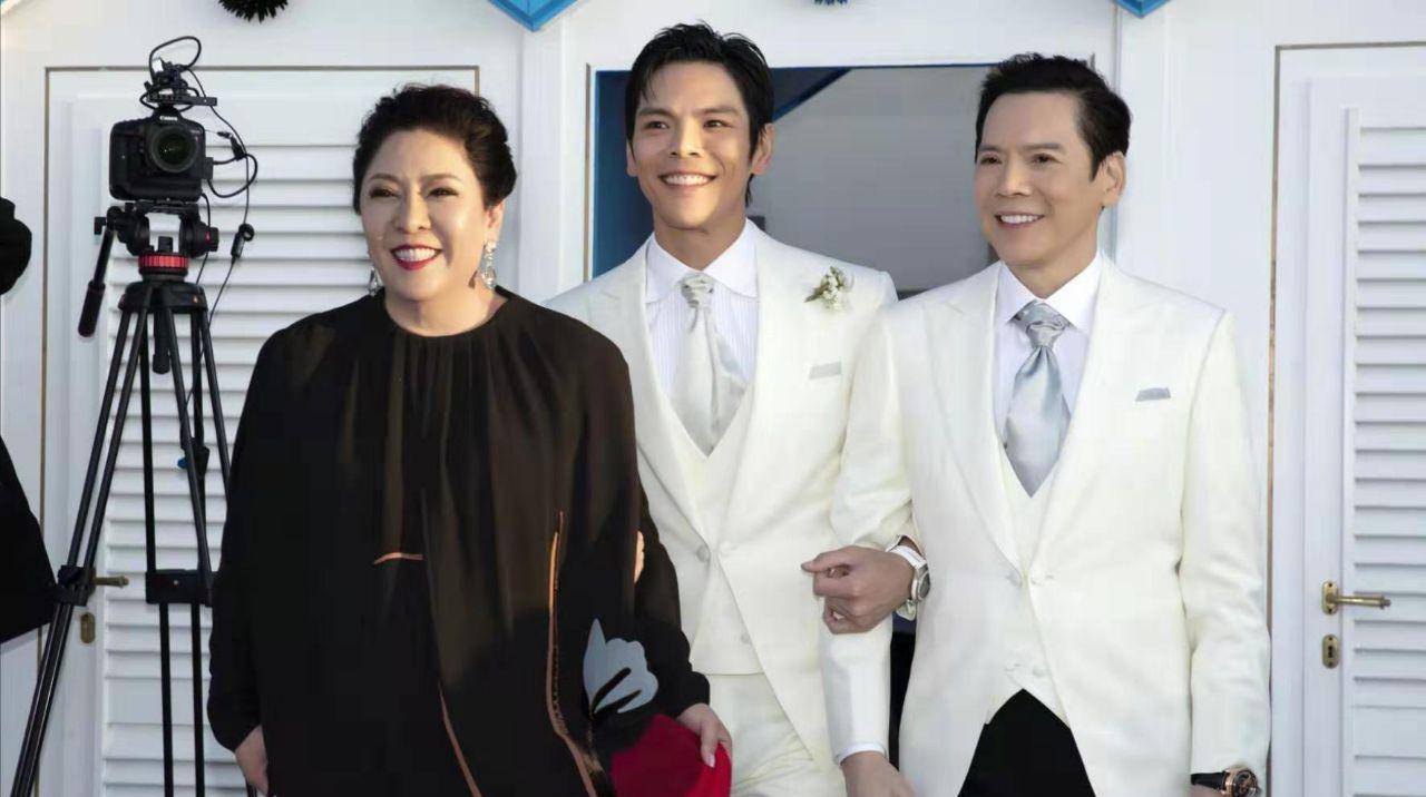 配上Bea  Hayden婚礼的唯美现场照，郭爸爸一脸严肃，双方公婆表情各异。