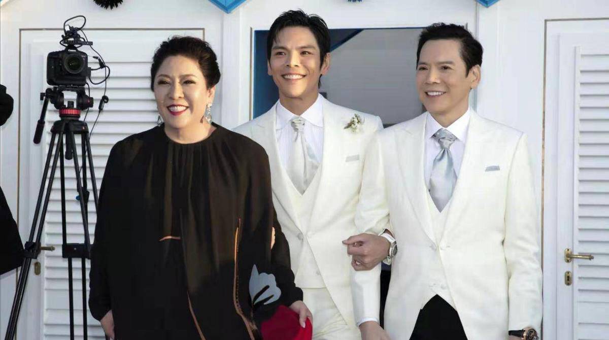 配上Bea  Hayden婚礼的唯美现场照,郭爸爸一脸严肃,双方公婆表情各异。