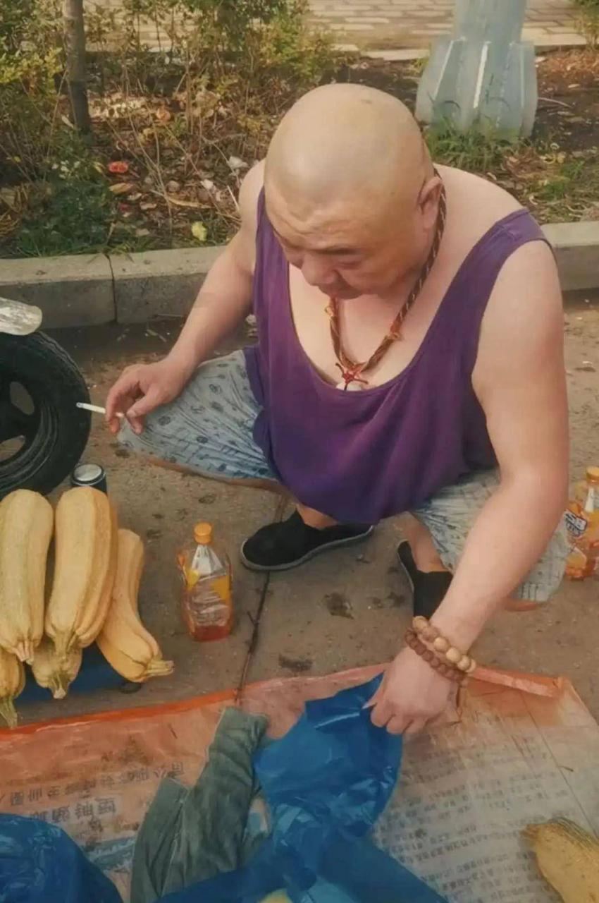 49岁玩骨头摆摊卖菜,穿背心布鞋打扮朴素,之前做过扫大街的环卫工人。
