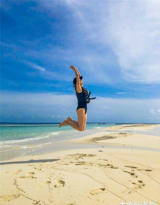 刘嘉玲自拍了一张照片，用五个字来概括她的心情。她是那么美，没有恨也没有爱！你什么时候回家？