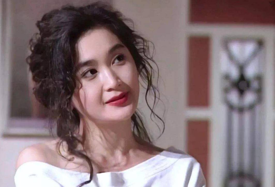 因为太妹15岁被星探发现,嫁给了有钱人,17年后分手,有钱的前夫满世界追着她复婚。