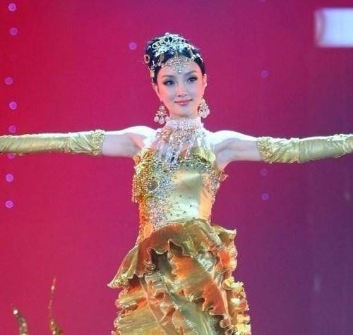 盘点历届金鹰女神:刘亦菲经典李小璐土气,唐嫣大气火爆酒吧撑腰颜值。