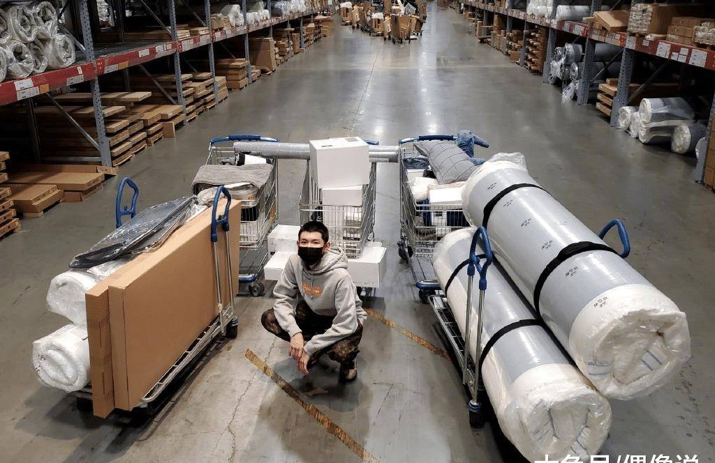 更新罗伊拿着杯子在天上的照片。杯子的价格被拉出来后,粉丝表示买得起。