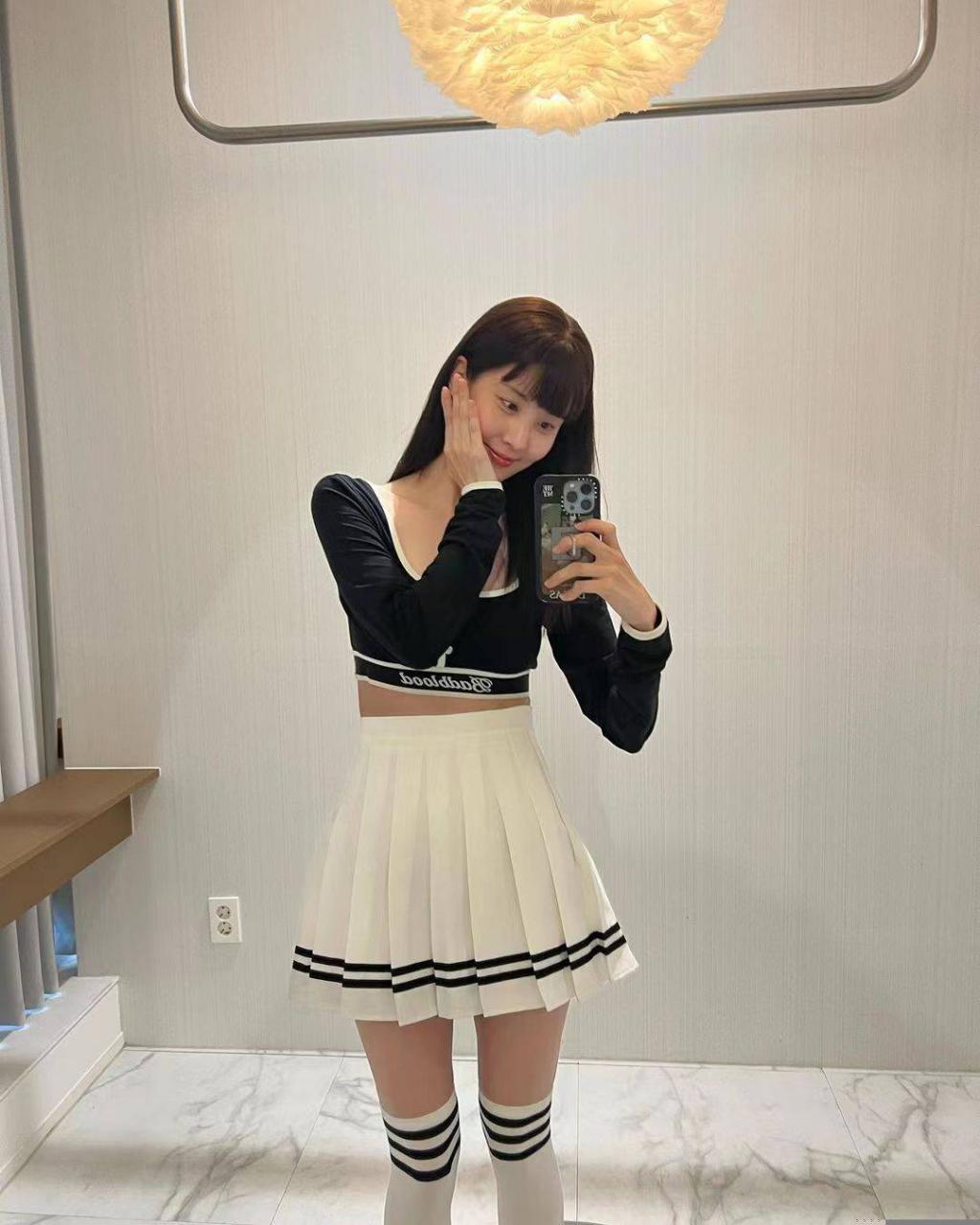 徐贤，一个十几岁的女孩，穿着“啦啦队长制服”，展示了她的芭比娃娃身材。回到15年前？