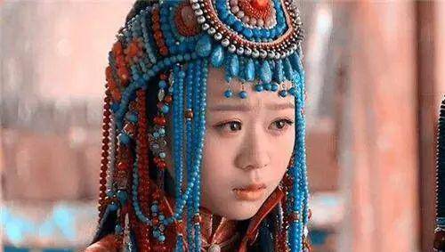 6岁时,她出道,认林心如为养母,并受到郑铮的称赞。现在22岁的她就是这样。