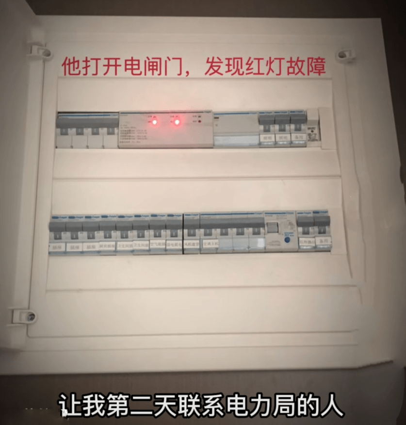 知名相声女演员半夜被“袭击”,卧室门被射成碎片,有明显弹孔。