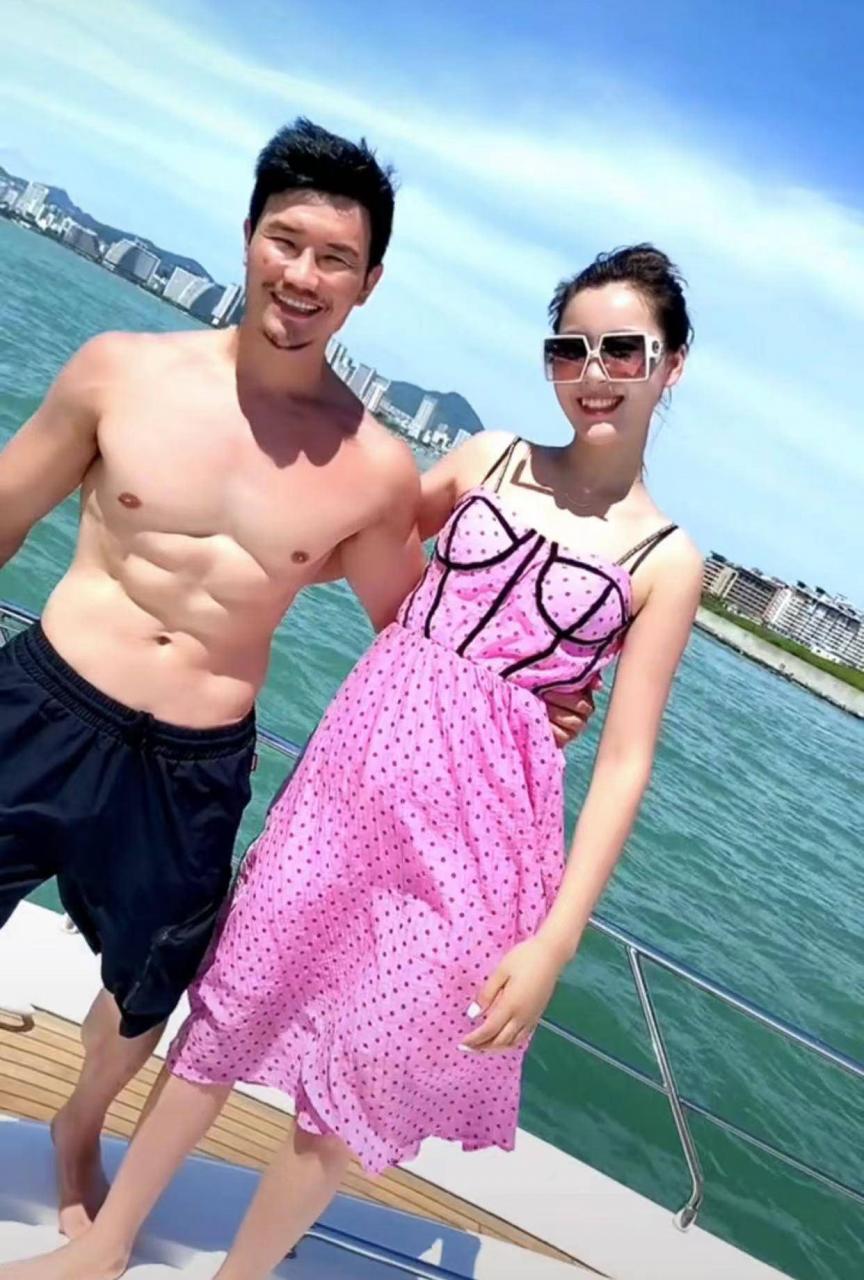 嘎子带着一家四口乘游艇出海。他的妻子又热又白，他的两个儿子看起来像他们的父亲。