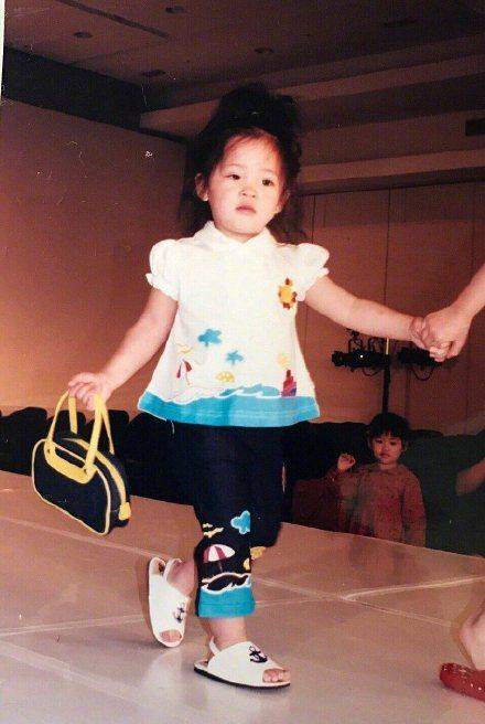 欧阳娜娜演出肩带脱(欧阳娜娜小时候走秀哭)