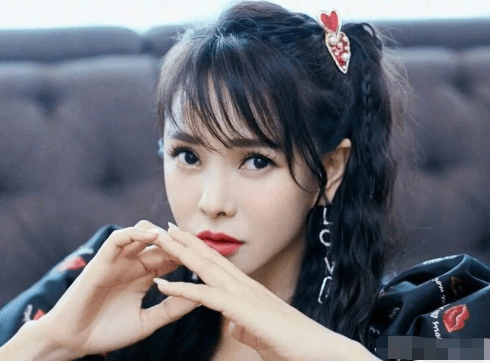 秦昊的女儿“反向”成长,五官越来越精致,颜值也逐渐向伊能静靠拢。