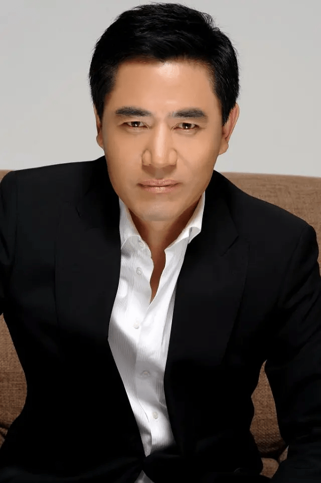 和陈的妻子,他们用一生的时间演绎了一部感人至深的校园爱情续集。