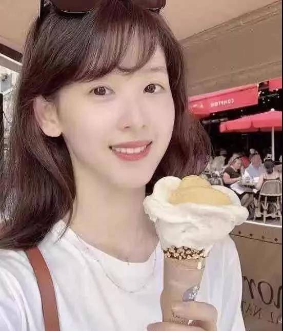 张艺谋娶19岁(71岁张艺谋携娇妻买豪车)