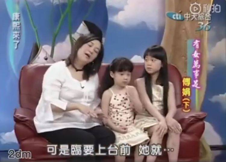 欧阳娜娜演出肩带脱(欧阳娜娜小时候走秀哭)