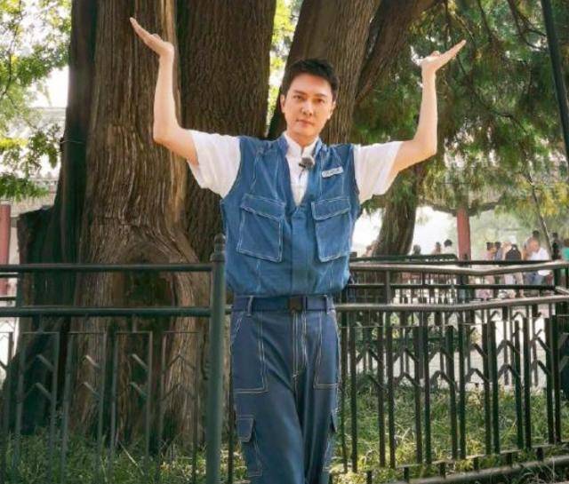 爸爸,奶不容易?41岁的冯绍峰靠在椅子上,眼神冷漠,明显感到无力。