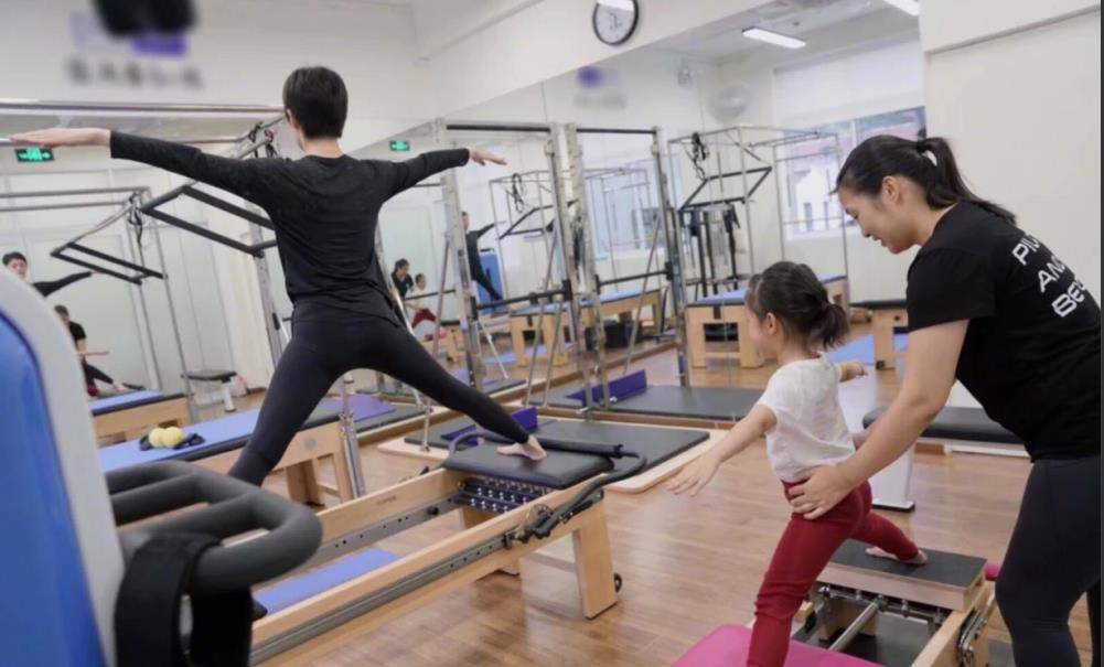 多么运动的家庭啊!孙俪带妹妹练普拉提,带弟弟打架:只剩老邓的头了!