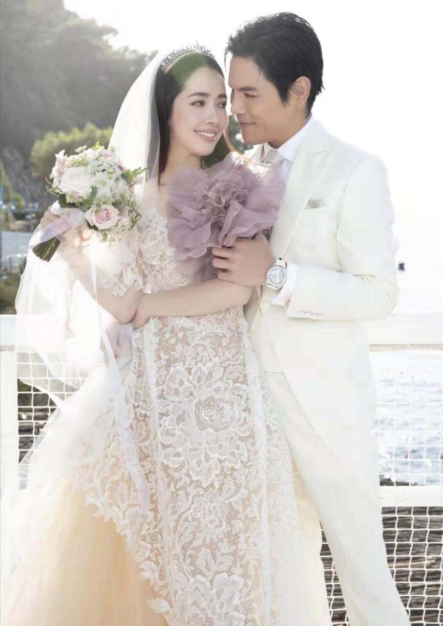 配上Bea Hayden婚礼的唯美现场照,郭爸爸一脸严肃,双方公婆表情各异。