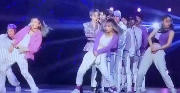 刘雨欣舞台造型曝光,穿低腰西装热舞,代言衣服被嘲讽油腻。