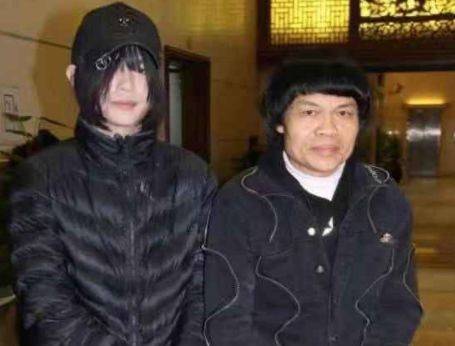 他是最丑的演员,妻子一夜之间损失上亿身家,儿子长发浓妆夸张。