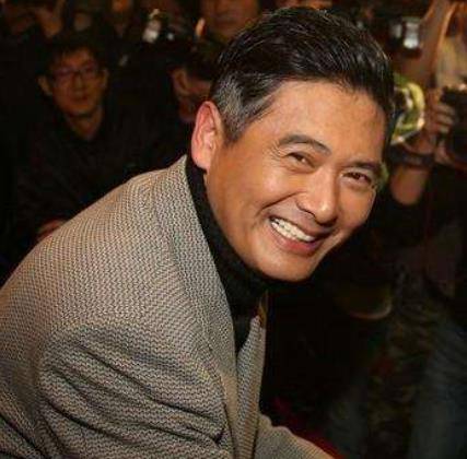 他的妻子周润发陈荟莲从不化妆,皮肤松弛,比努力变漂亮还要漂亮。