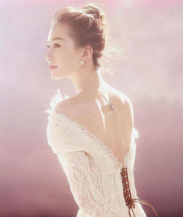 刘诗诗怀孕七个月了,小腹看起来还是那么平。