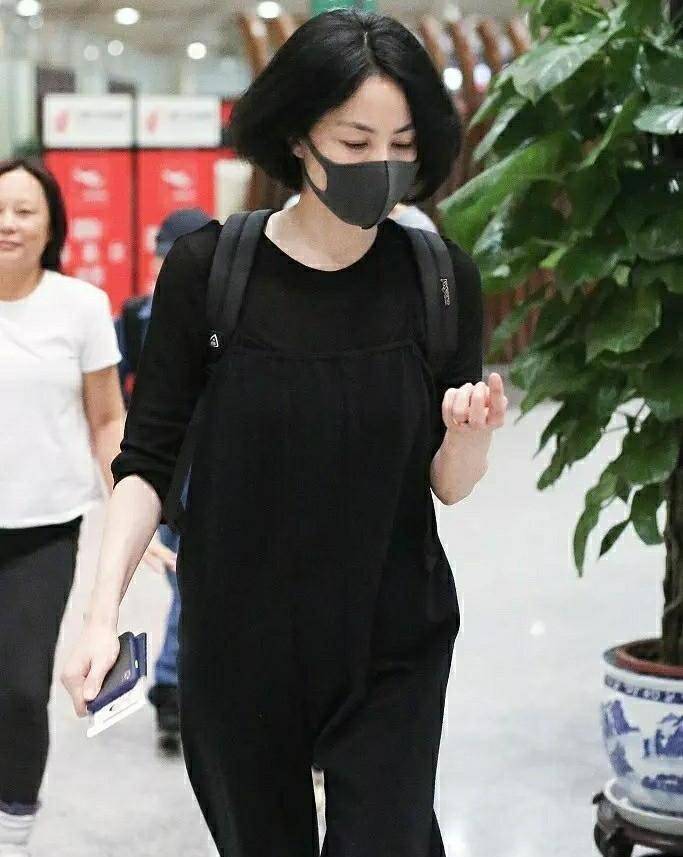 王菲小林青霞机场的近照,一个女强人随风而行,一个低调的女人手捧鲜花。