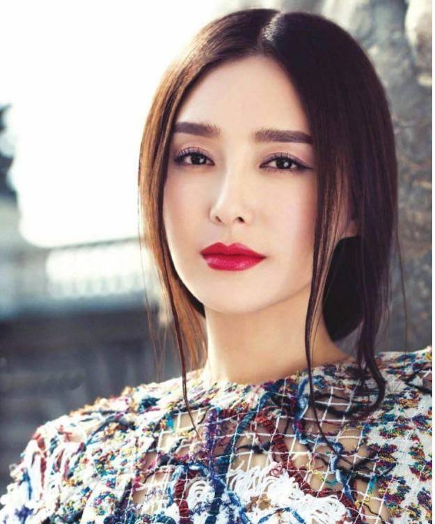 和秦岚同居4年,多次求婚都被秦岚拒绝。今天,我嫁给中央电视台作为成人赢家。