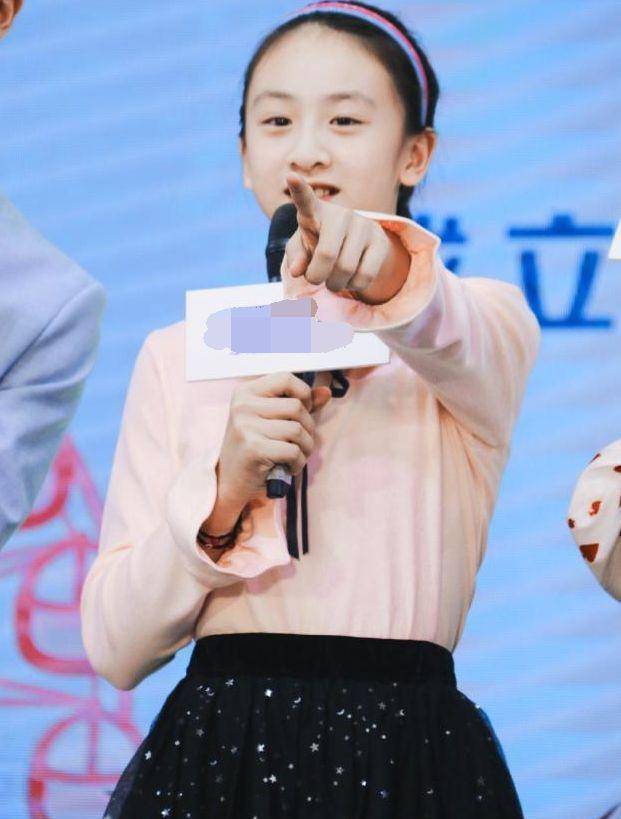 在女神发育之初,田亮11岁的女儿已经长到了她母亲的鼻子。这张脸太清纯了。