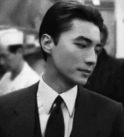 他是由养母带大的。他是亚洲最漂亮的男人。27岁分手,68岁仍单身。