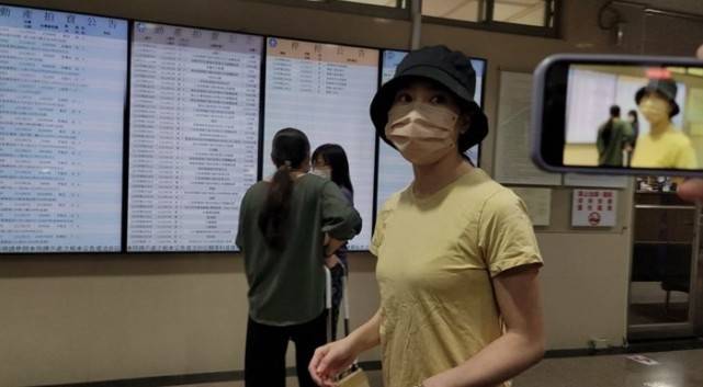 女主持插足熟人婚姻,被正室爆私密出轨证据,法院判赔50万(拍到老婆出轨的证据,法院会怎么判)