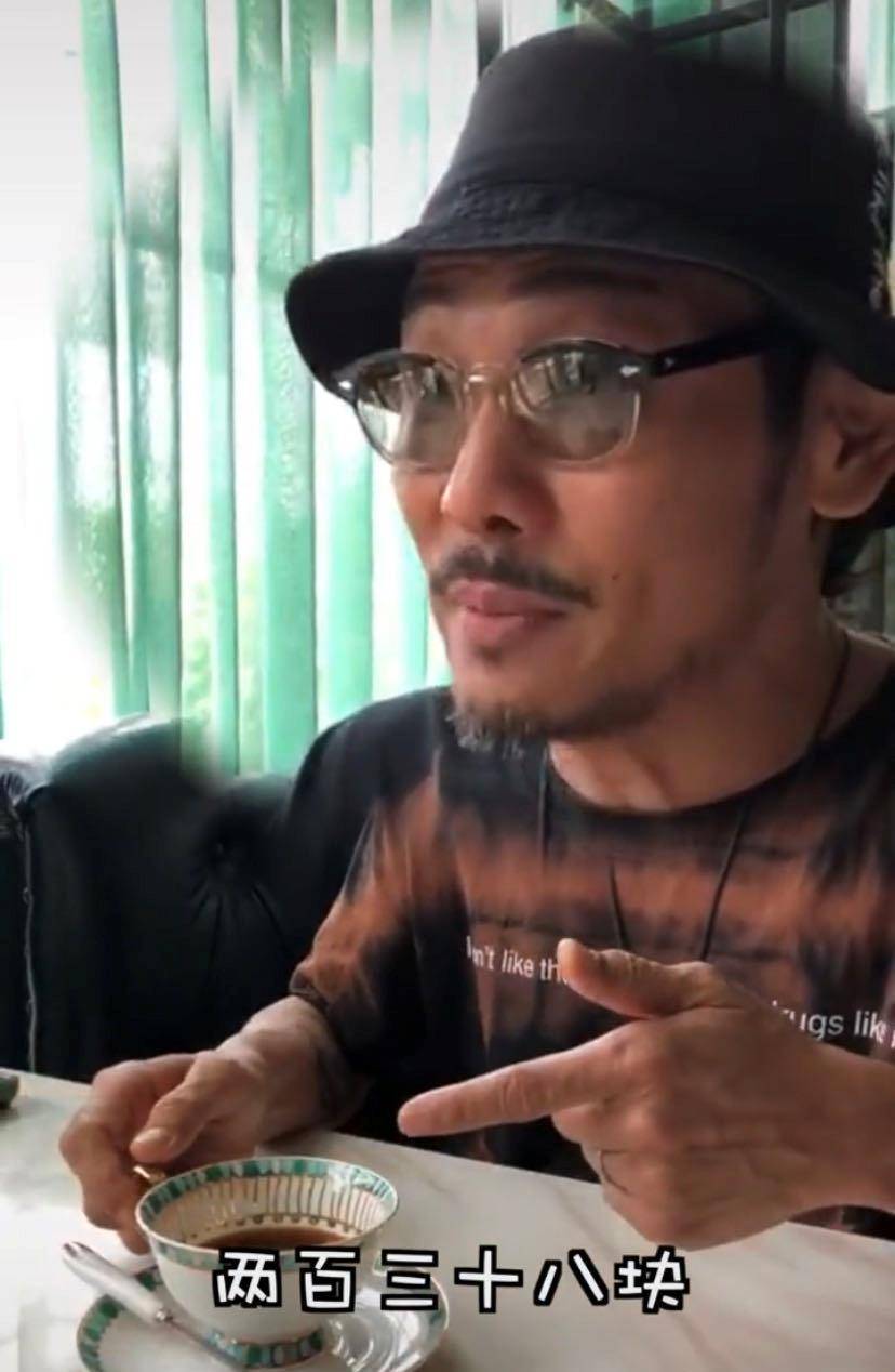 58岁的亚历杭德罗德尔非诺(Alejandro Delfino)看起来胡子拉碴,24岁的妻子很有钱,儿子看起来很高级。