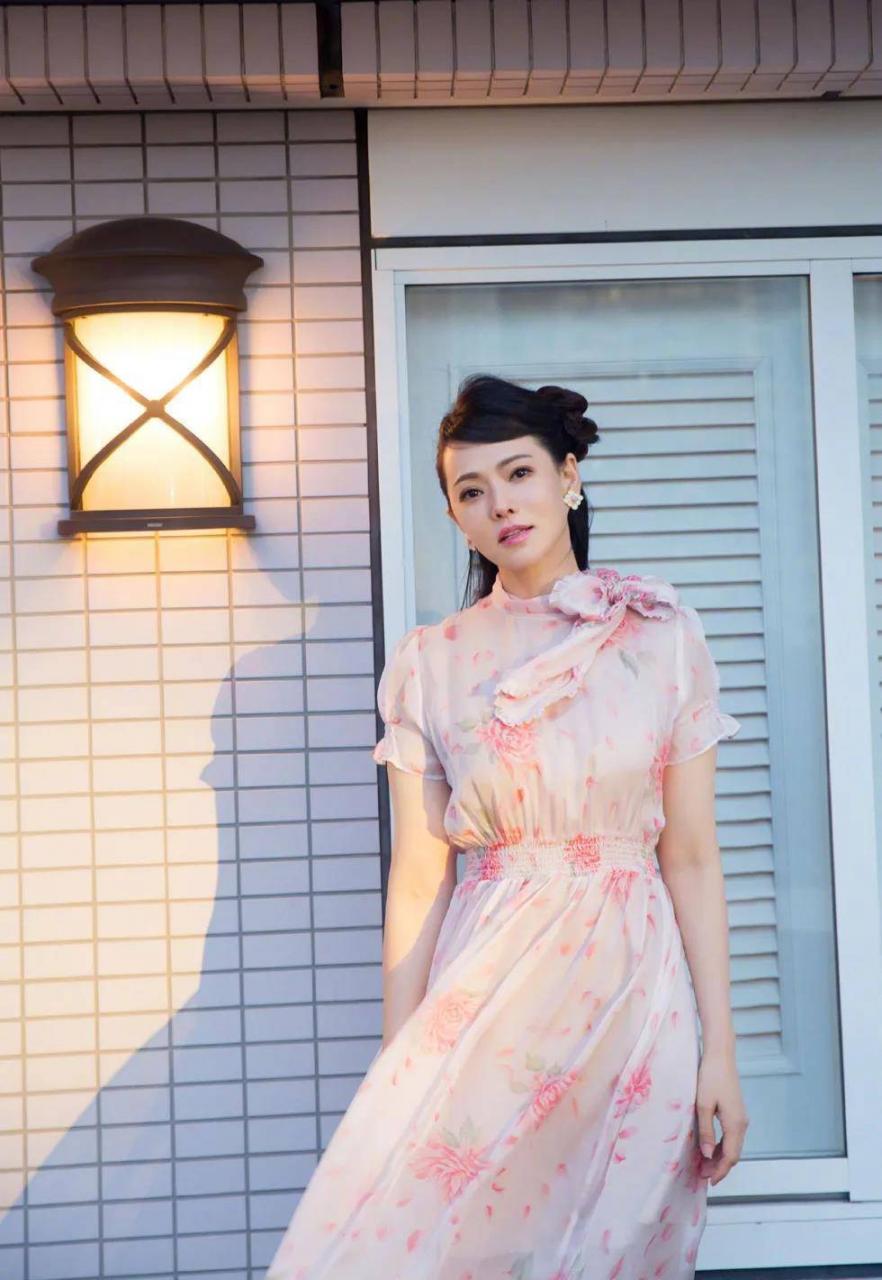 伊能静穿的长连衣裙(伊能静半身裙)