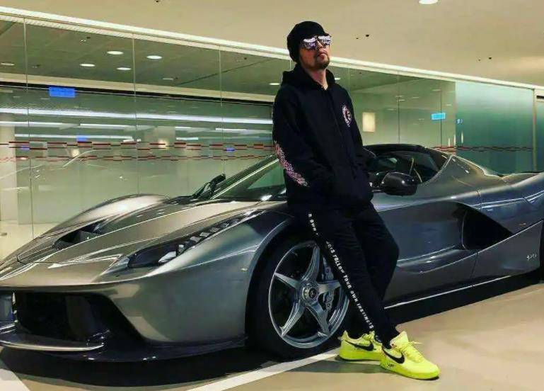 周:六年后,他回来了,又创造了一个奇迹。他娶了一个年轻的模特昆凌,她在四年内失去了生命。